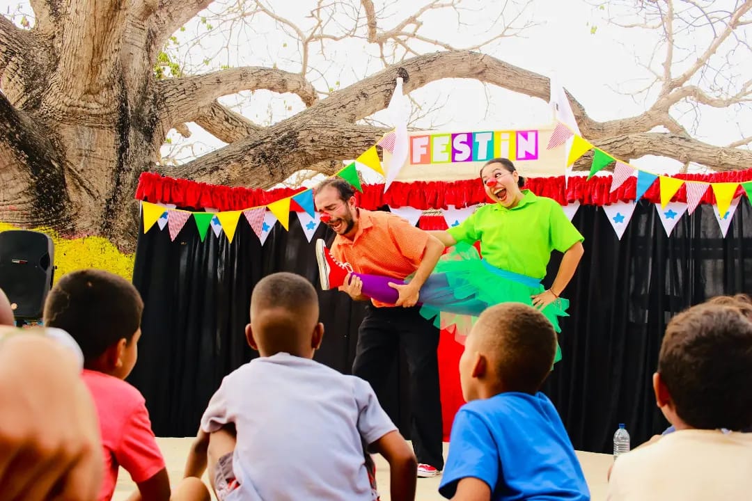 Navidad Género Revela Caja de Regalo Piñata con Lazo Verde y Rojo -   México