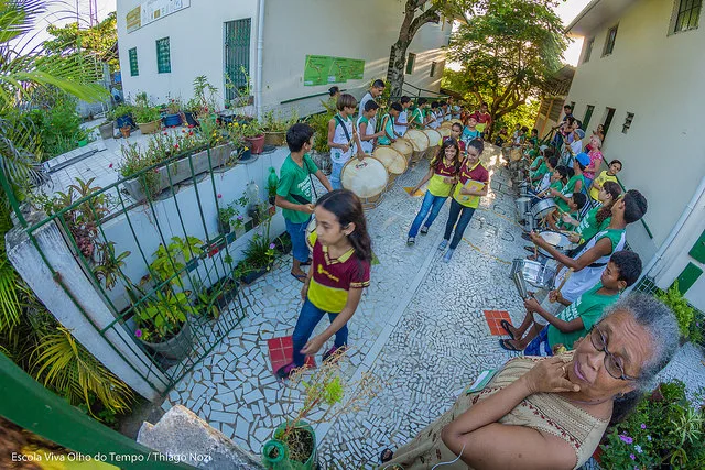 Mestra Doci e as crianças da Escola Viva Olho do Tempo. Foto: Thiago Nozi