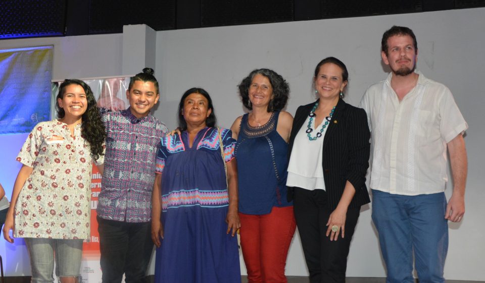 Mauren Pérez, André de Paz, Carmen Romero Palacios, Fresia Camacho, Sylvie Durán e Emiliano Fuentes Firmani (Foto: Guillermo Venegas)