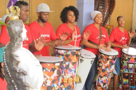 A Associação Pracatum e a revolução dos tambores no Candeal: música, educação e desenvolvimento comunitário